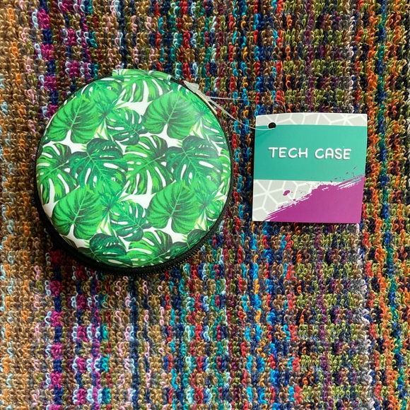 NWT Tech Ear Bud Zipper Storage Case 💚🌿🍃🌿💚 - Picture 5 of 5